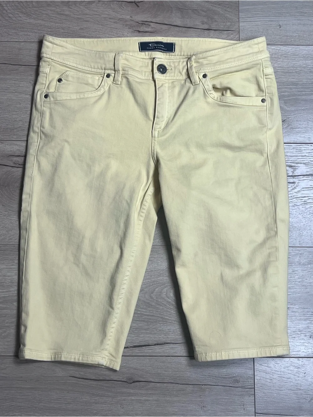 Tommy Bahama Denim Yellow Bermuda Shorts Women’s Size 12 Stretch